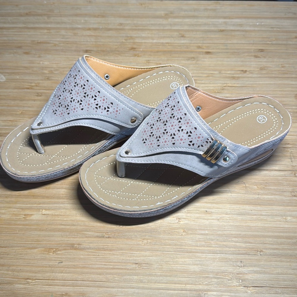 NWOT Taupe/Lt Beige Sandals with Toe post size 38 fits US Size 7 Women TTS